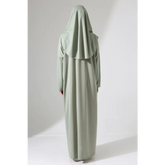 Lange lichtgroene hooded jurk, ideale praktische hijab-gebedsjurk om buitenshuis te bidden
